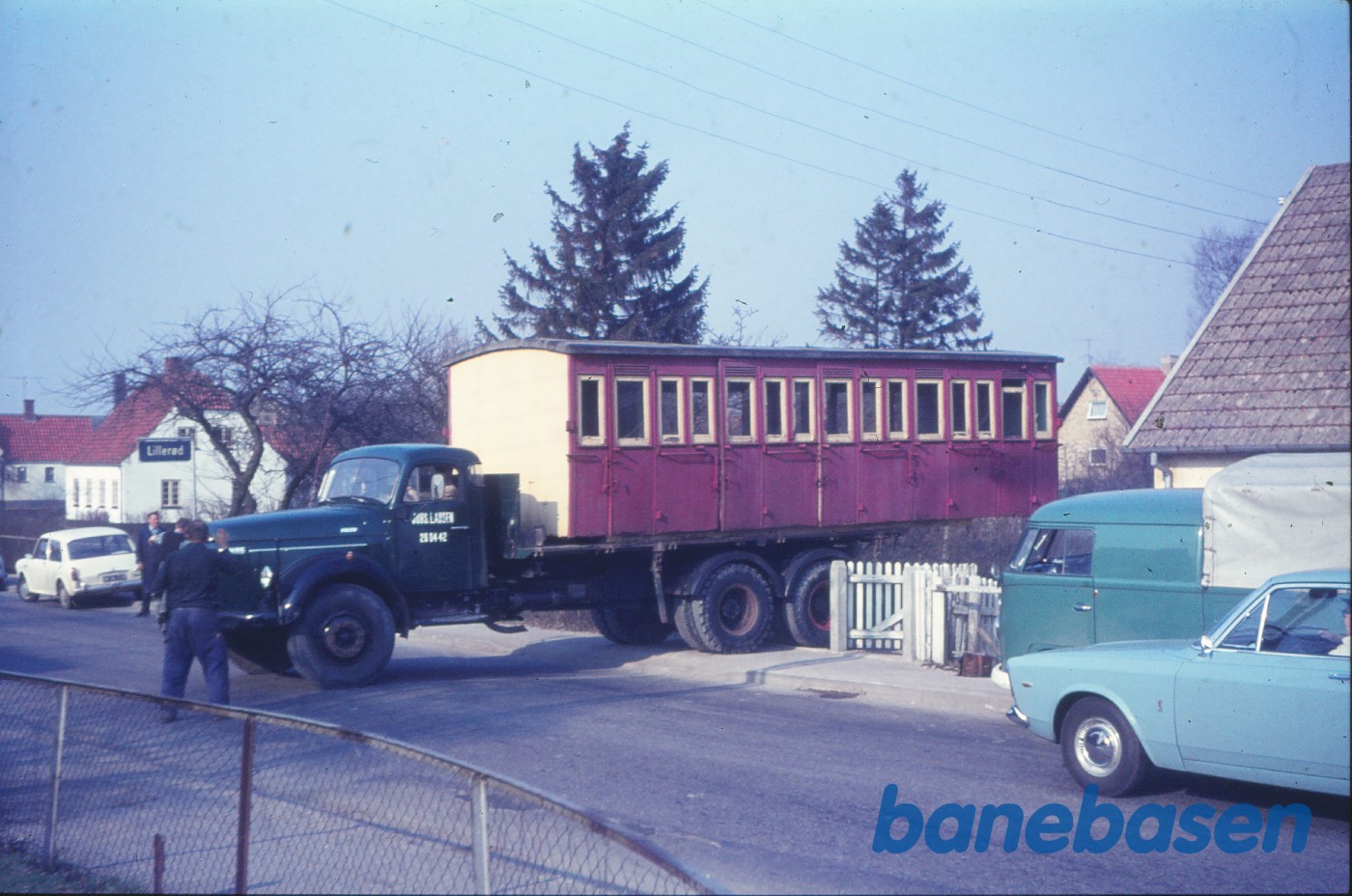 DSB-vognkasse hentes i Allerød til Fredensborg (ophugget 1972) DSB-vognkasse hentes i Allerød til Fredensborg (ophugget 1972)