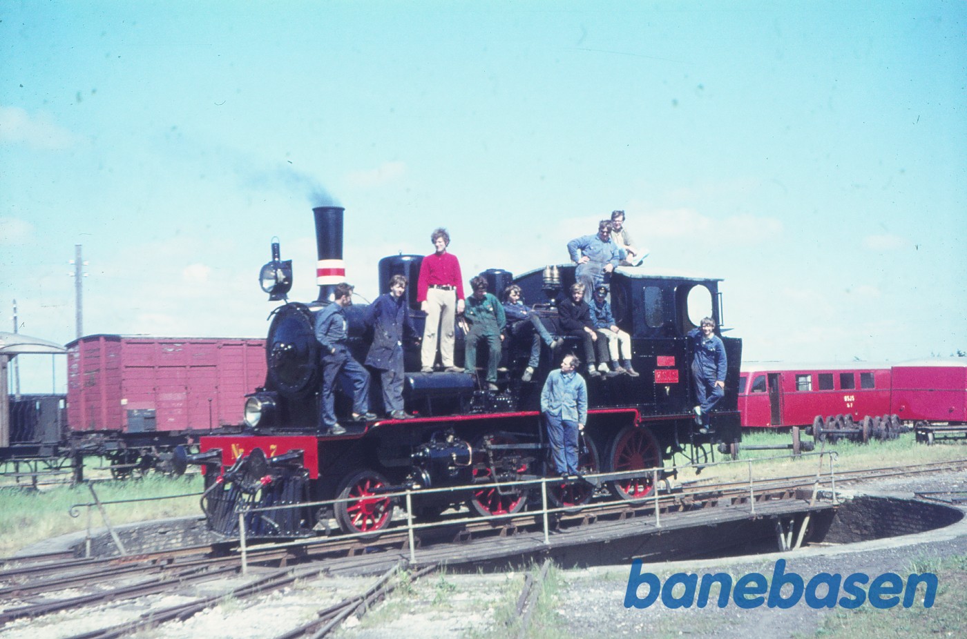 Damplokomotiv ØSJS nr. 7 med personale efter istandsættelse Damplokomotiv ØSJS nr. 7 med personale efter istandsættelse