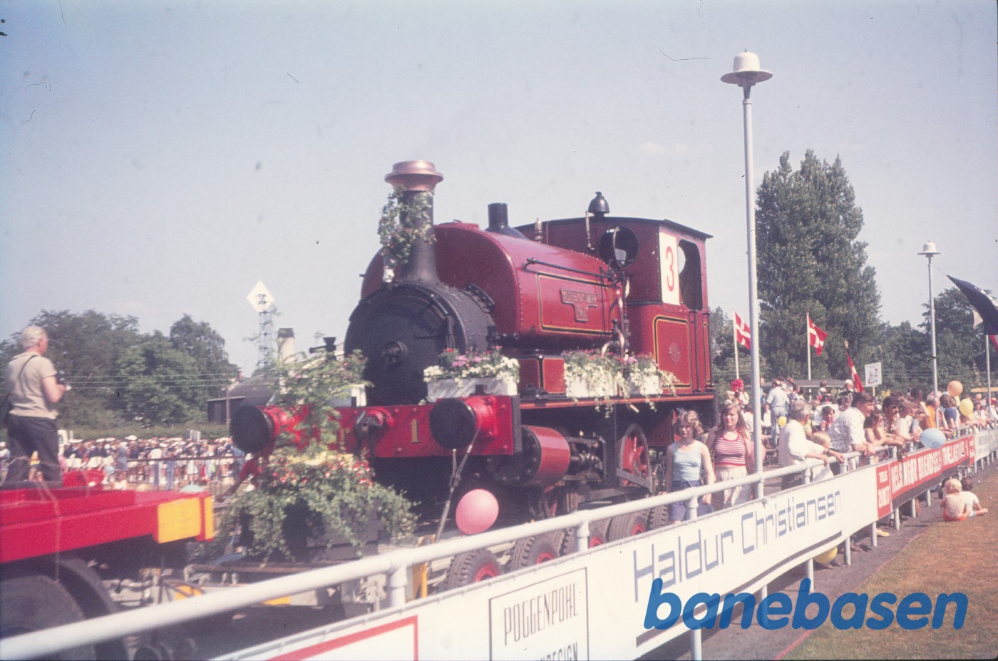 ØG nr. 1 (pyntet med blomster) på vognbjørn til Fagenes Fest ØG nr. 1 (pyntet med blomster) på vognbjørn til Fagenes Fest