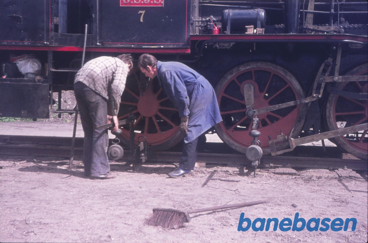 Vejning af akseltryk / tilspænding af fjeder på damplokomotiv ØSJS 7 (Kurt og Jacob) Vejning af akseltryk / tilspænding af fjeder på damplokomotiv ØSJS 7 (Kurt og Jacob)