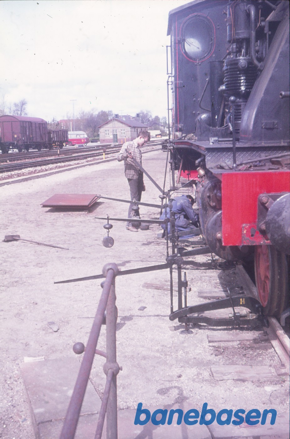 Vejning af akseltryk / tilspænding af fjeder på damplokomotiv ØSJS 7 Vejning af akseltryk / tilspænding af fjeder på damplokomotiv ØSJS 7