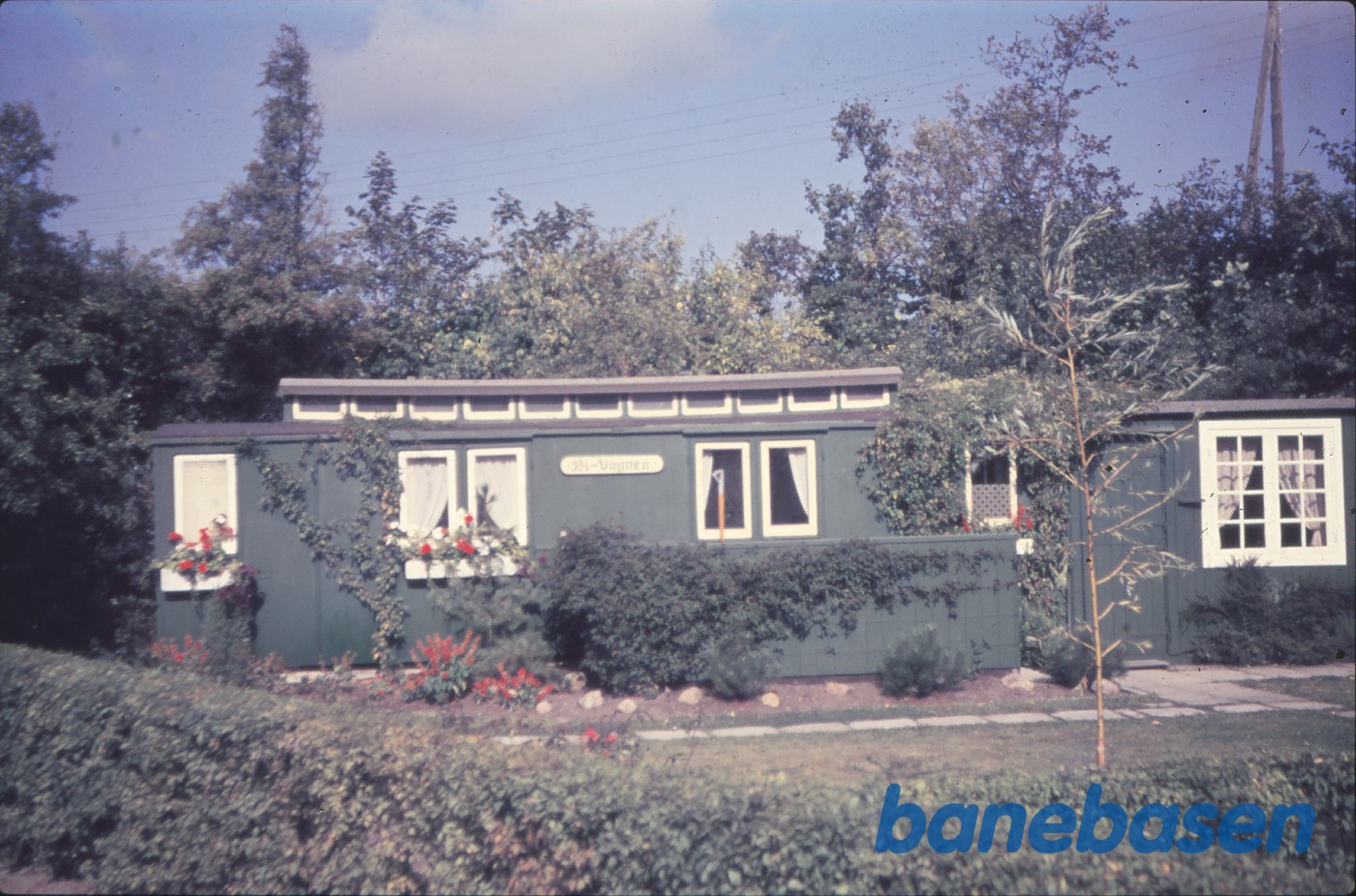 Vognkasse fra postvogn som sommerhus "Bivognen" Vognkasse fra postvogn som sommerhus "Bivognen"