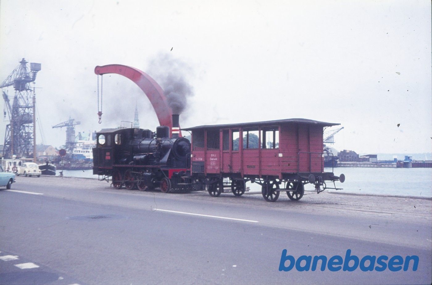 ØSJS nr. 7 henter OHJ QA 304 hos DSB ØSJS nr. 7 henter OHJ QA 304 hos DSB