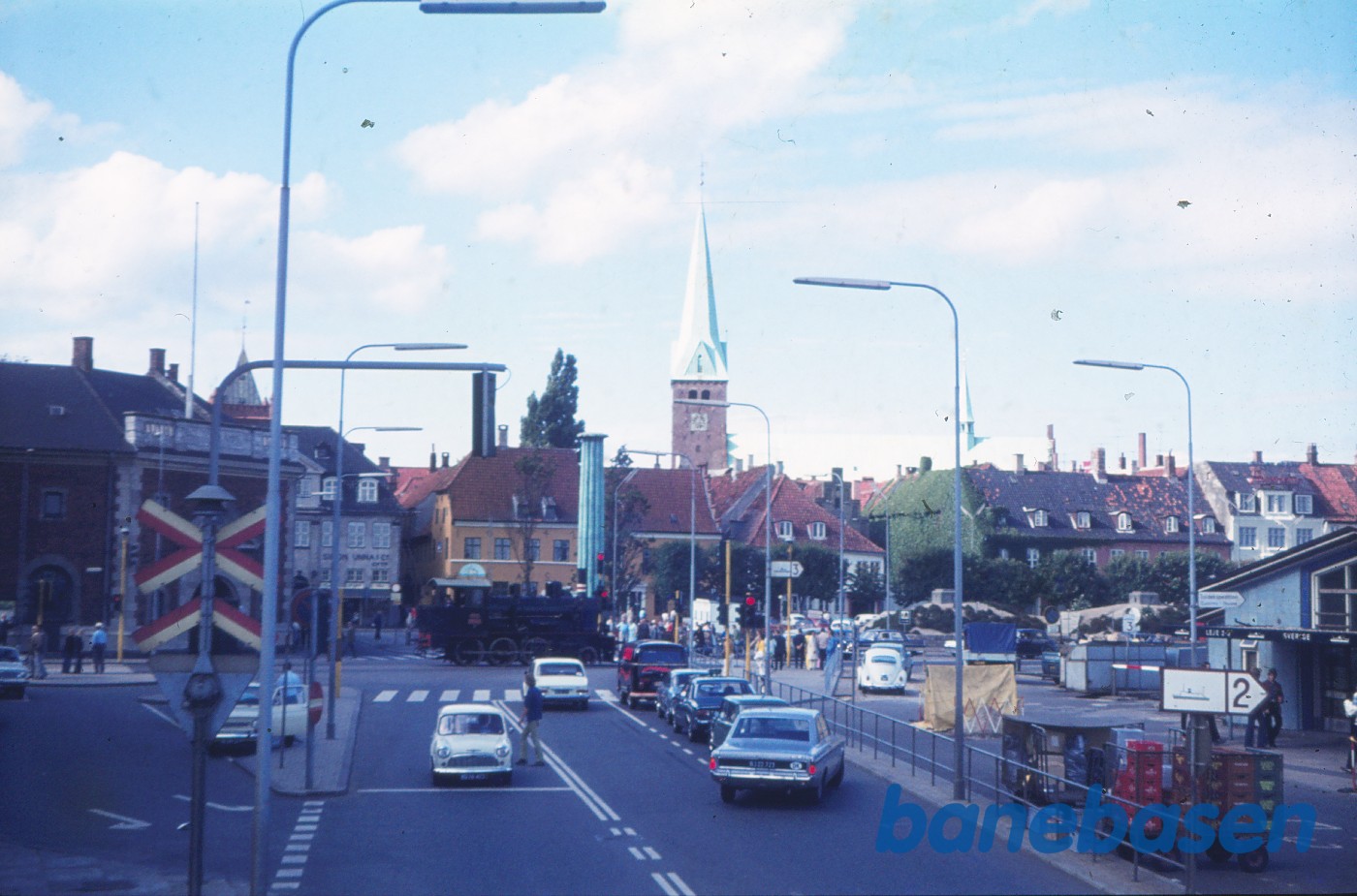 ØSJS nr. 7 på havnepladsen foran stationbygningen ØSJS nr. 7 på havnepladsen foran stationbygningen