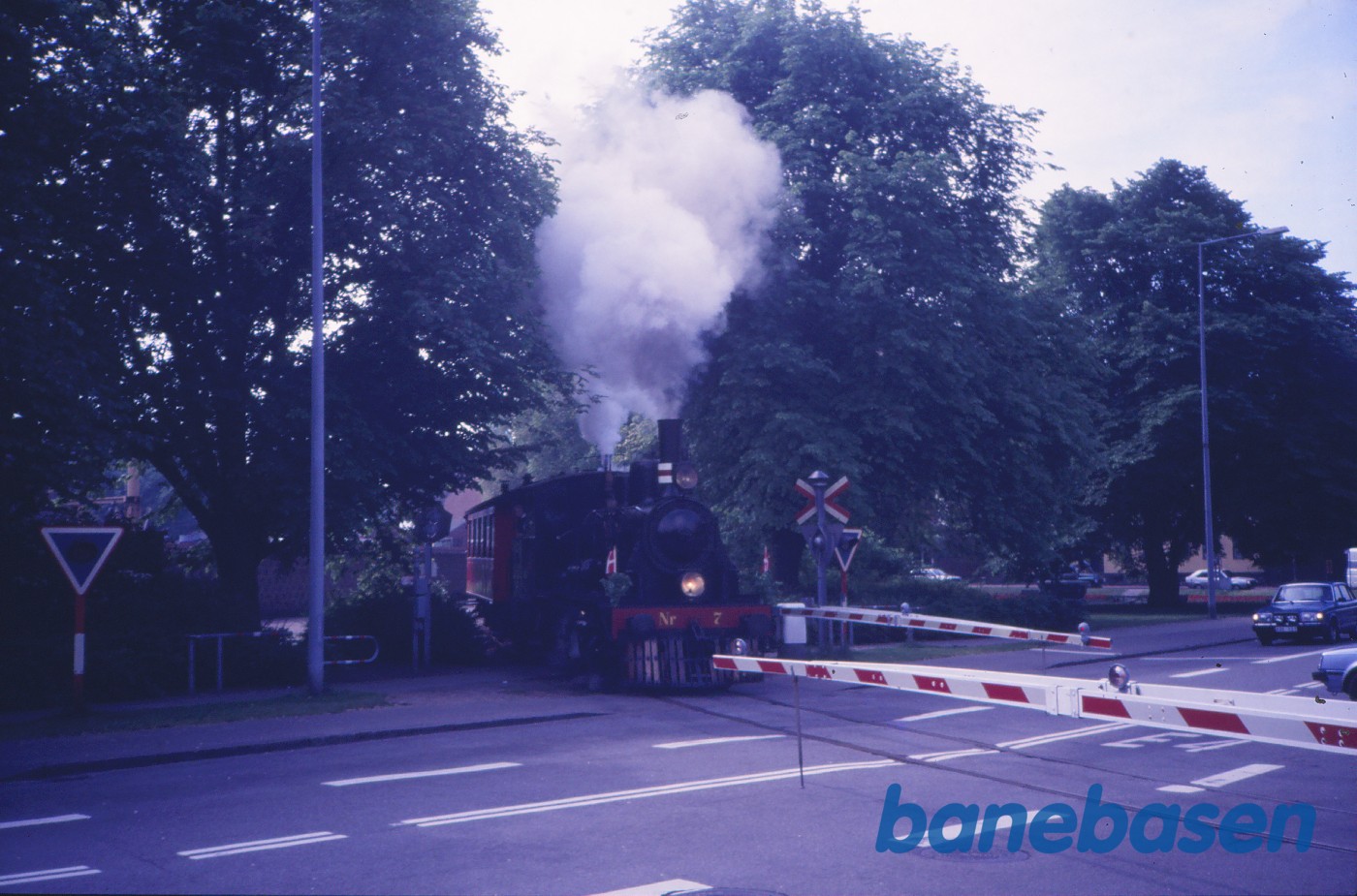 ØSJS nr. 7 med veterantog på vej ind på stationen ØSJS nr. 7 med veterantog på vej ind på stationen