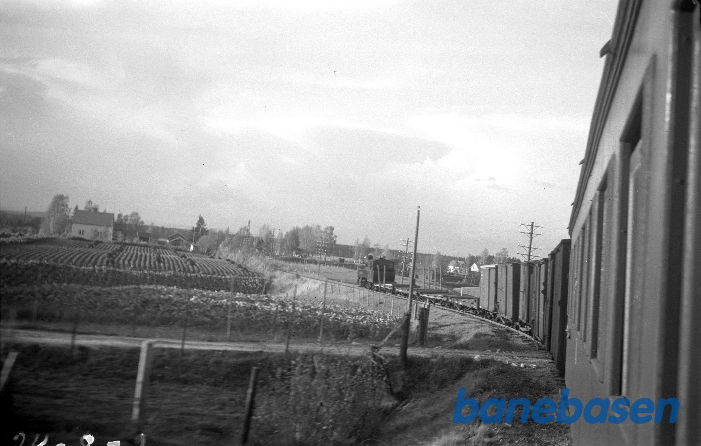 Damplokomotiv med blandettog på vej mod Sørumsand Damplokomotiv med blandettog på vej mod Sørumsand