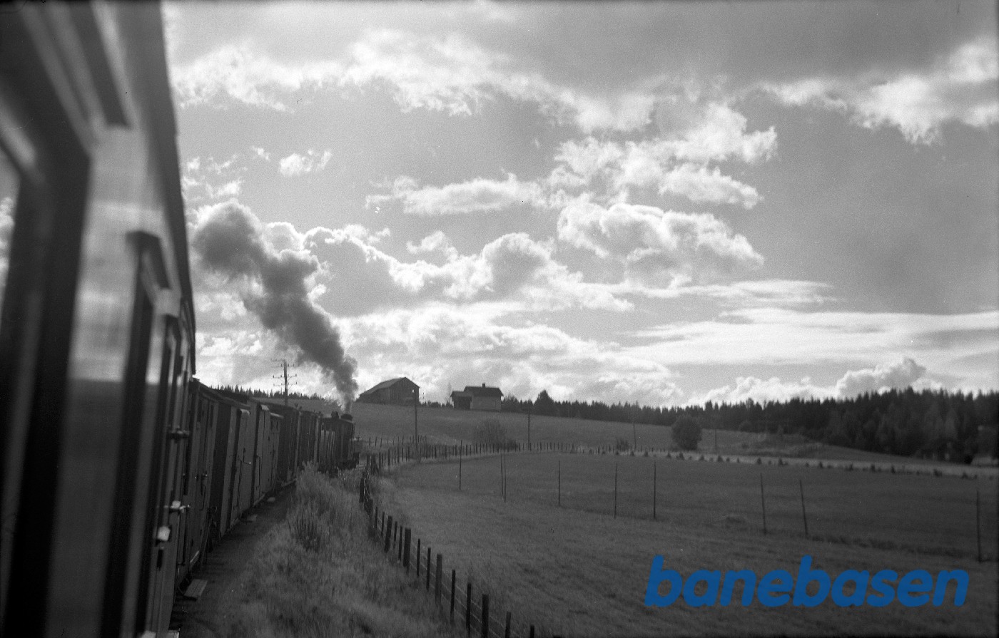 Vue fra bagerste vogn i blandettog ved Harkerudbakken mellem Mork og Killingmo Vue fra bagerste vogn i blandettog ved Harkerudbakken mellem Mork og Killingmo
