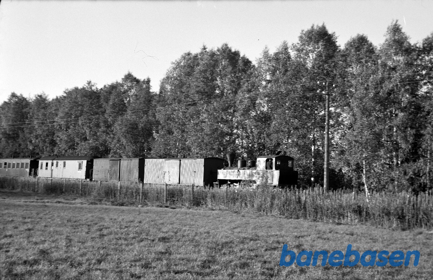 Damplokomotiv nr. 4 "Setskogen" med aftentoget Sørumsand-Bjørkelangen mellem Lierfoss og Bjørkelangen Damplokomotiv nr. 4 "Setskogen" med aftentoget Sørumsand-Bjørkelangen mellem Lierfoss og Bjørkelangen