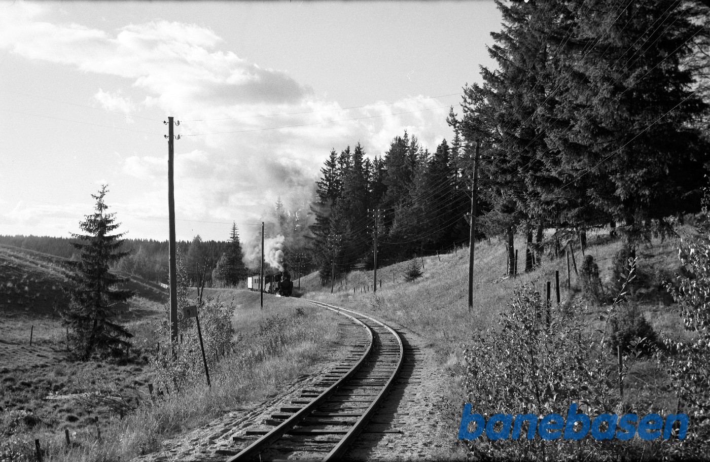 Damplokomotiv med tog på vej op ad Sætrabakken mellem Sørumsand og Kvevli Damplokomotiv med tog på vej op ad Sætrabakken mellem Sørumsand og Kvevli