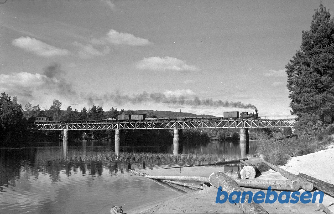 Damplokomotiv med godstog 5661 på Hornnes bro Damplokomotiv med godstog 5661 på Hornnes bro