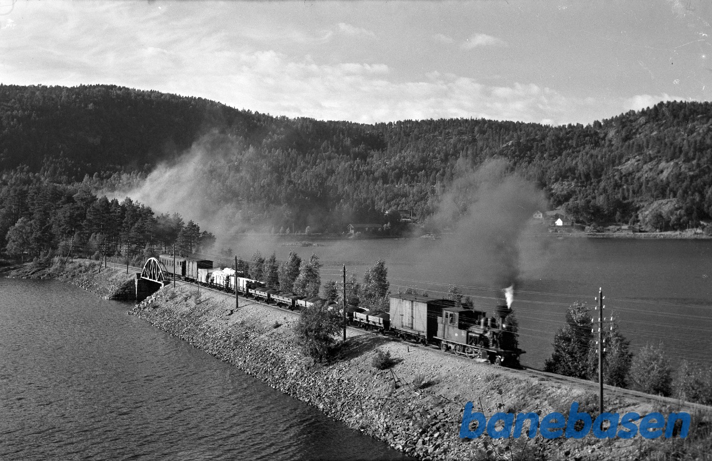 Damplokomotiv med godstog på dæmningen ved Hægeland Damplokomotiv med godstog på dæmningen ved Hægeland