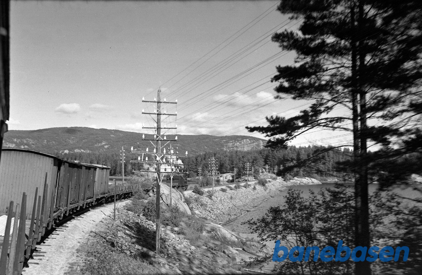 Nordgående godstog 5661 ved Voile bro, set fra bagerste vogn Nordgående godstog 5661 ved Voile bro, set fra bagerste vogn