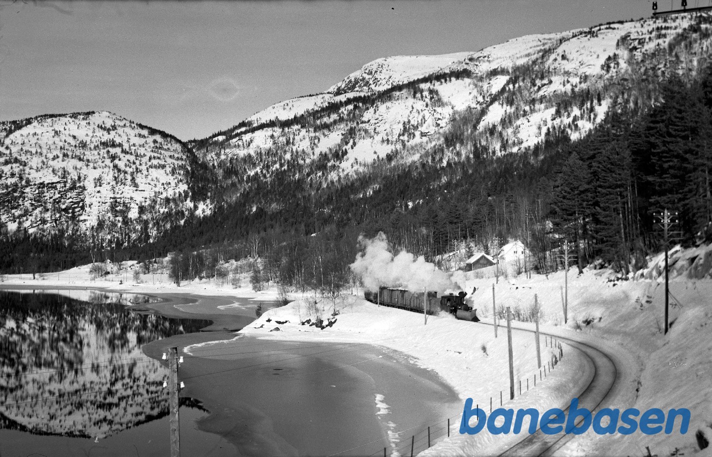 Damplokomotiv med godstog mellem Syrtveit og Byglandsfjord Damplokomotiv med godstog mellem Syrtveit og Byglandsfjord