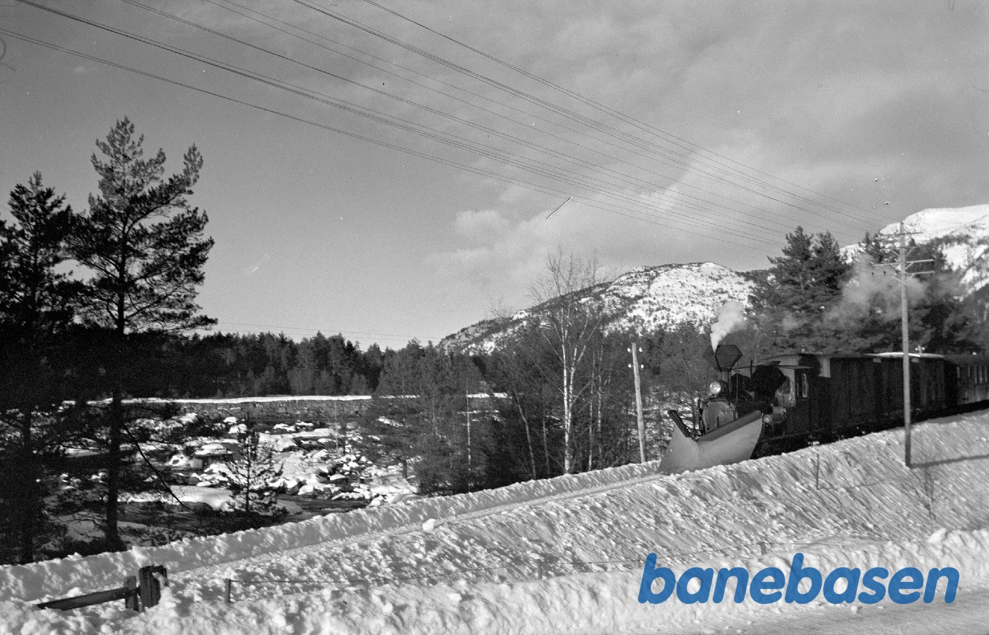 Damplokomotiv nr. 5 med sydgående godstog 5662 ved Syrtveit Damplokomotiv nr. 5 med sydgående godstog 5662 ved Syrtveit