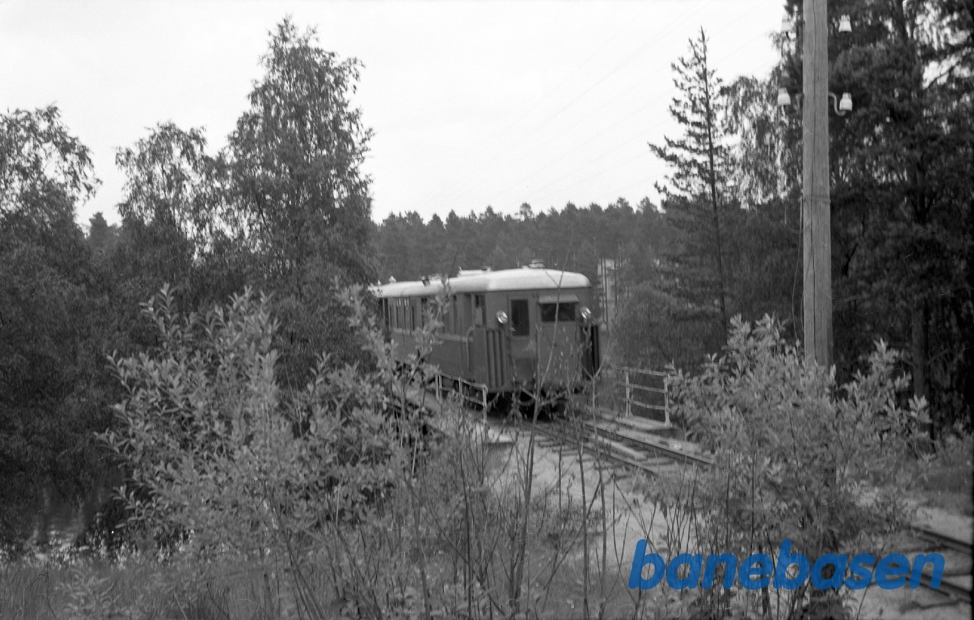 Motorvogn med persontog 2652 ved sydenden af Hornnes bro Motorvogn med persontog 2652 ved sydenden af Hornnes bro