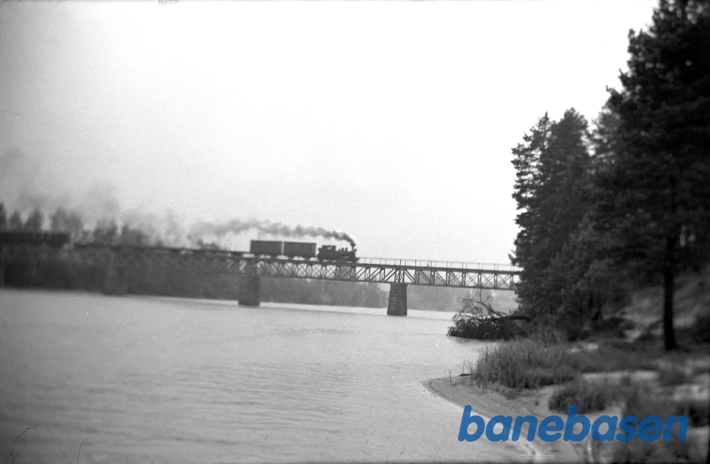 Damplokomotiv med godstog 5662 på Hornnes bro Damplokomotiv med godstog 5662 på Hornnes bro