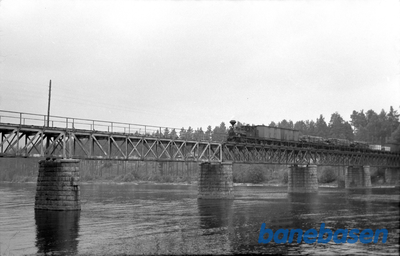 Damplokomotiv med godstog på Hornnes bro Damplokomotiv med godstog på Hornnes bro