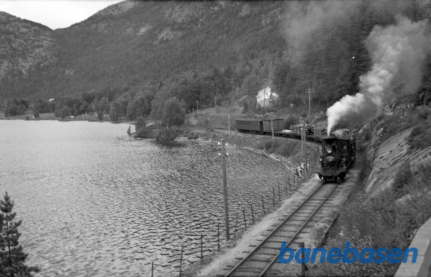 Damplokomotiv med godstog mellem Syrtveit og Byglandsfjord Damplokomotiv med godstog mellem Syrtveit og Byglandsfjord