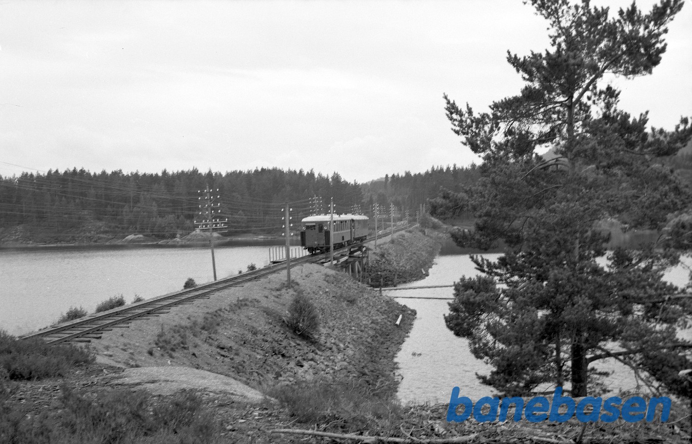 Motorvogn med persontog 2651 ved Voile bro Motorvogn med persontog 2651 ved Voile bro