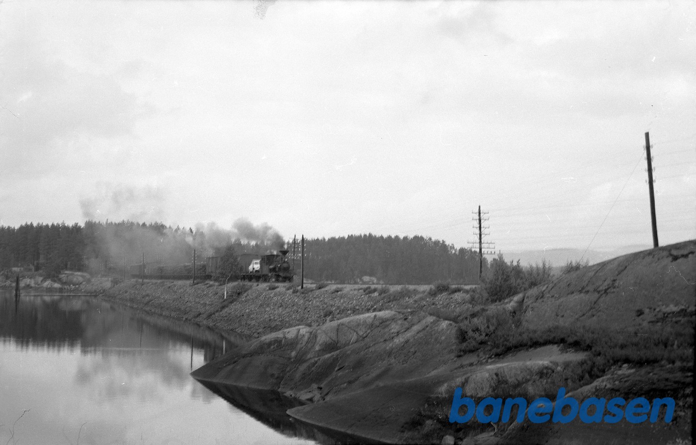 Damplokomotiv med godstog på dæmningen ved Voile bro Damplokomotiv med godstog på dæmningen ved Voile bro