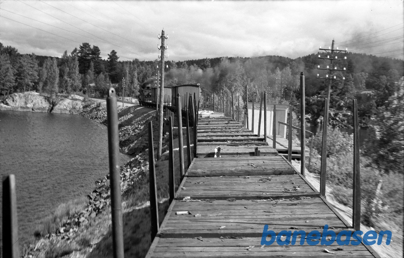 Damplokomotiv med godstog 5661 passerer Eldsneset trinbræt Damplokomotiv med godstog 5661 passerer Eldsneset trinbræt