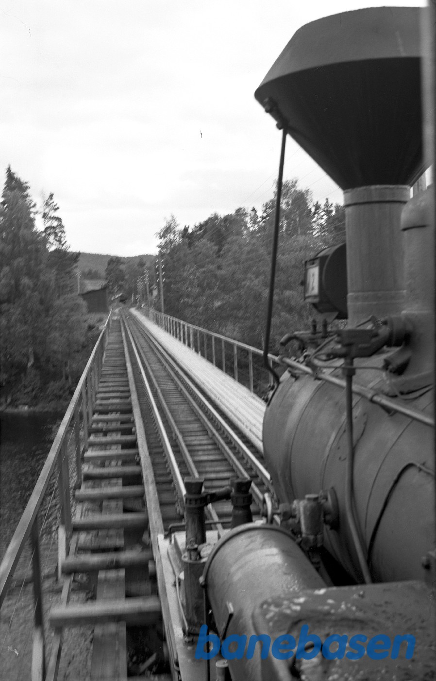 Vue fra damplokomtiv nr. 2 med godstog 5662 på Hornnes bro Vue fra damplokomtiv nr. 2 med godstog 5662 på Hornnes bro