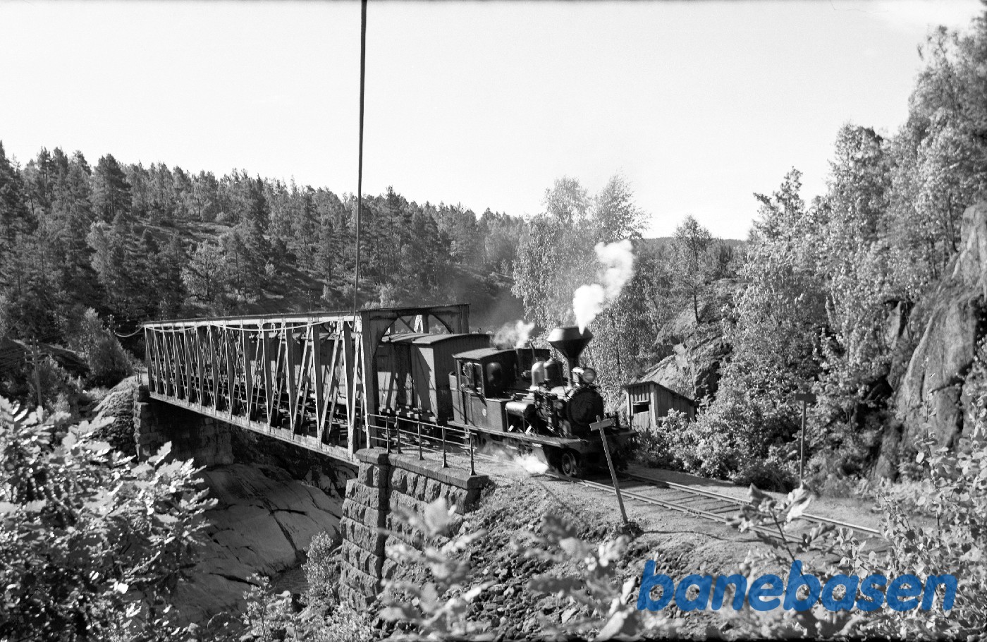 Damplokomotiv nr. 2 med godstog 5662 på Paulen bro Damplokomotiv nr. 2 med godstog 5662 på Paulen bro