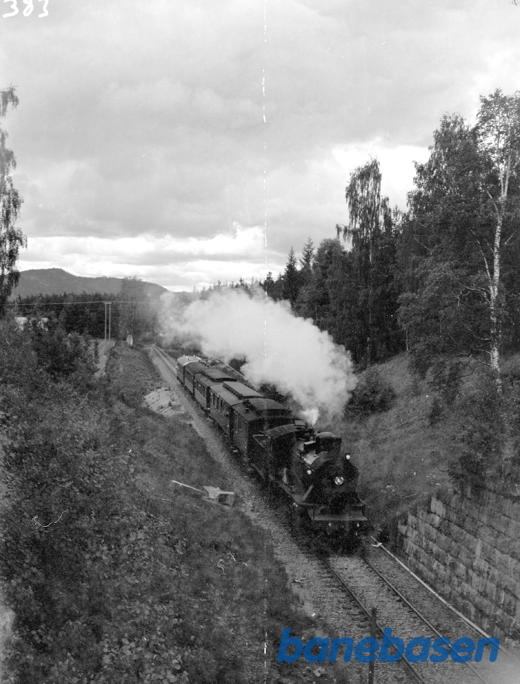Damplokomotiv type 24b nr. 236 med NJK-tog syd for Flisa station Damplokomotiv type 24b nr. 236 med NJK-tog syd for Flisa station