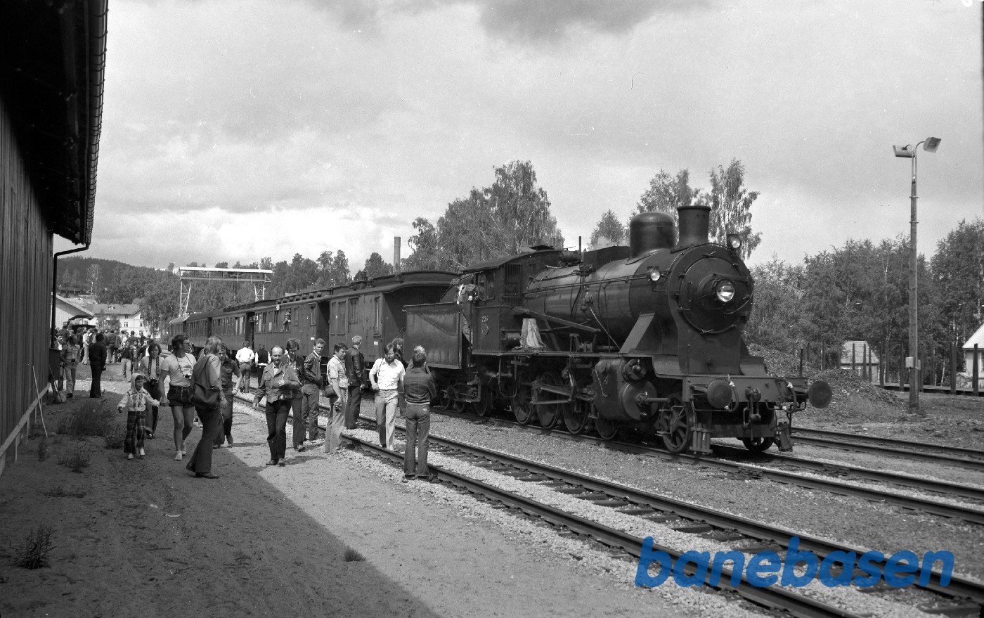 Damplokomotiv type 24b nr. 236 med NJK-tog på Solørbanen Damplokomotiv type 24b nr. 236 med NJK-tog på Solørbanen