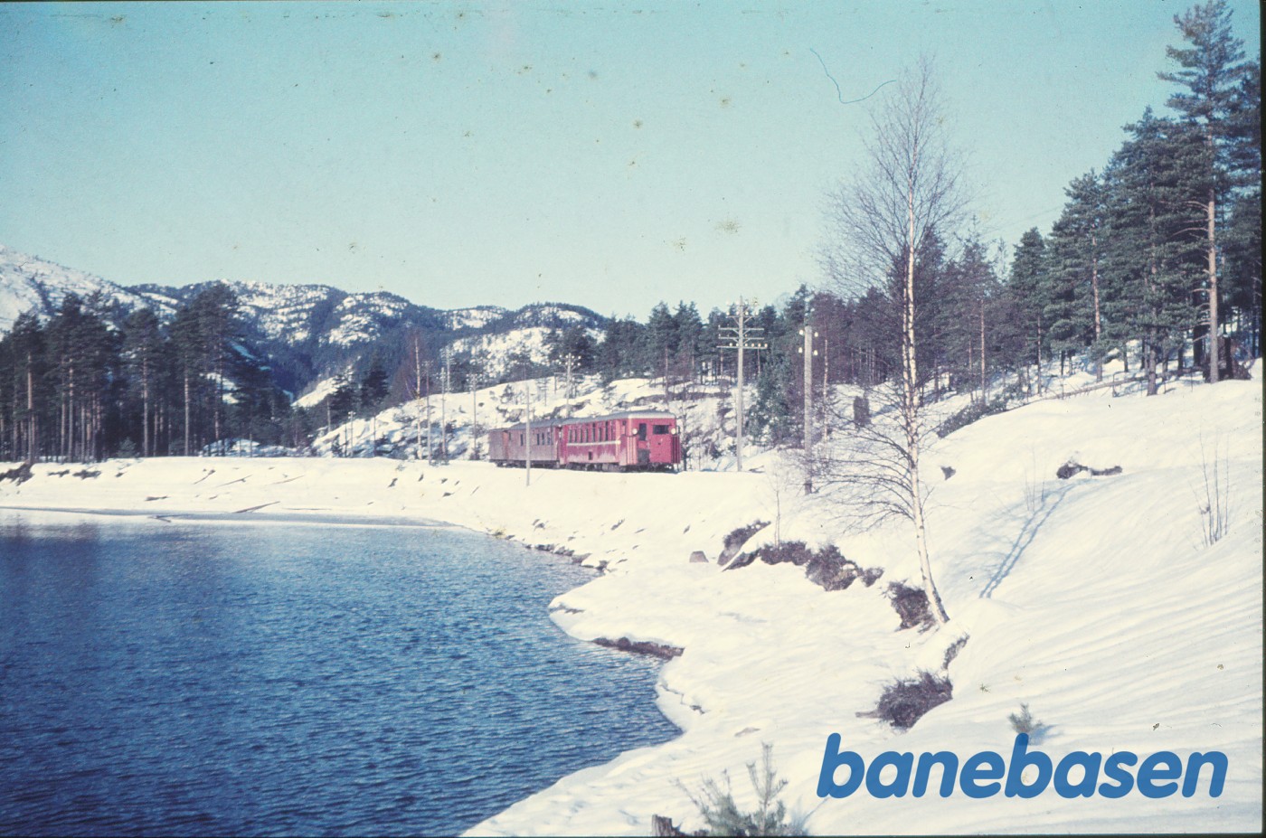 Motorvogn med persontog 2652 ved Vassenden Motorvogn med persontog 2652 ved Vassenden