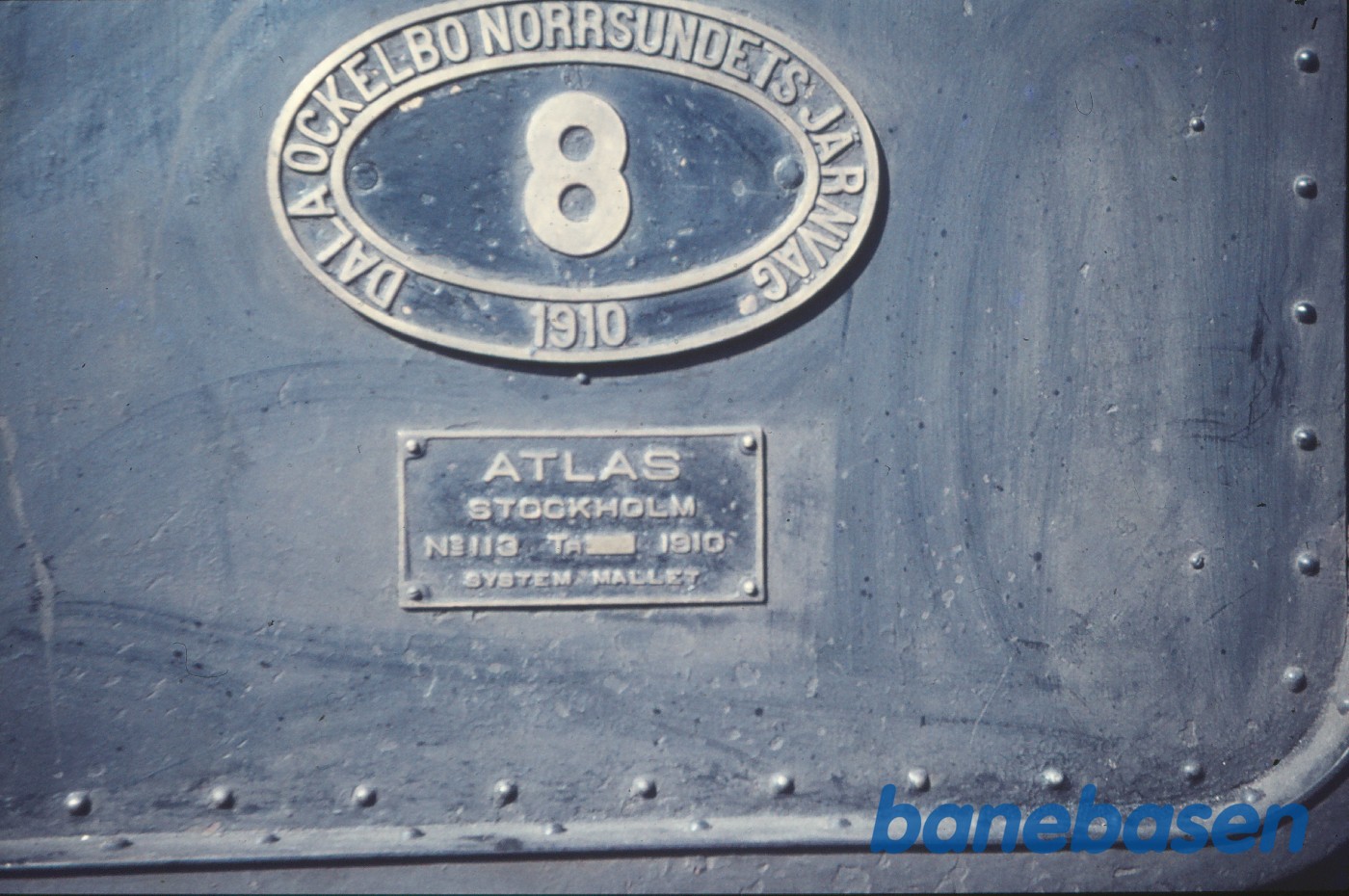 Damplokomotiv nr. 8, ejendomsskilt og fabriksplade Damplokomotiv nr. 8, ejendomsskilt og fabriksplade