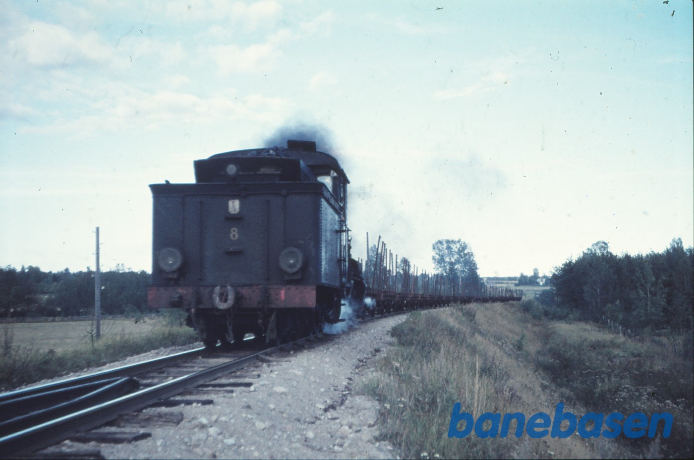 Damplokomotiv nr. 8 med godstog Damplokomotiv nr. 8 med godstog
