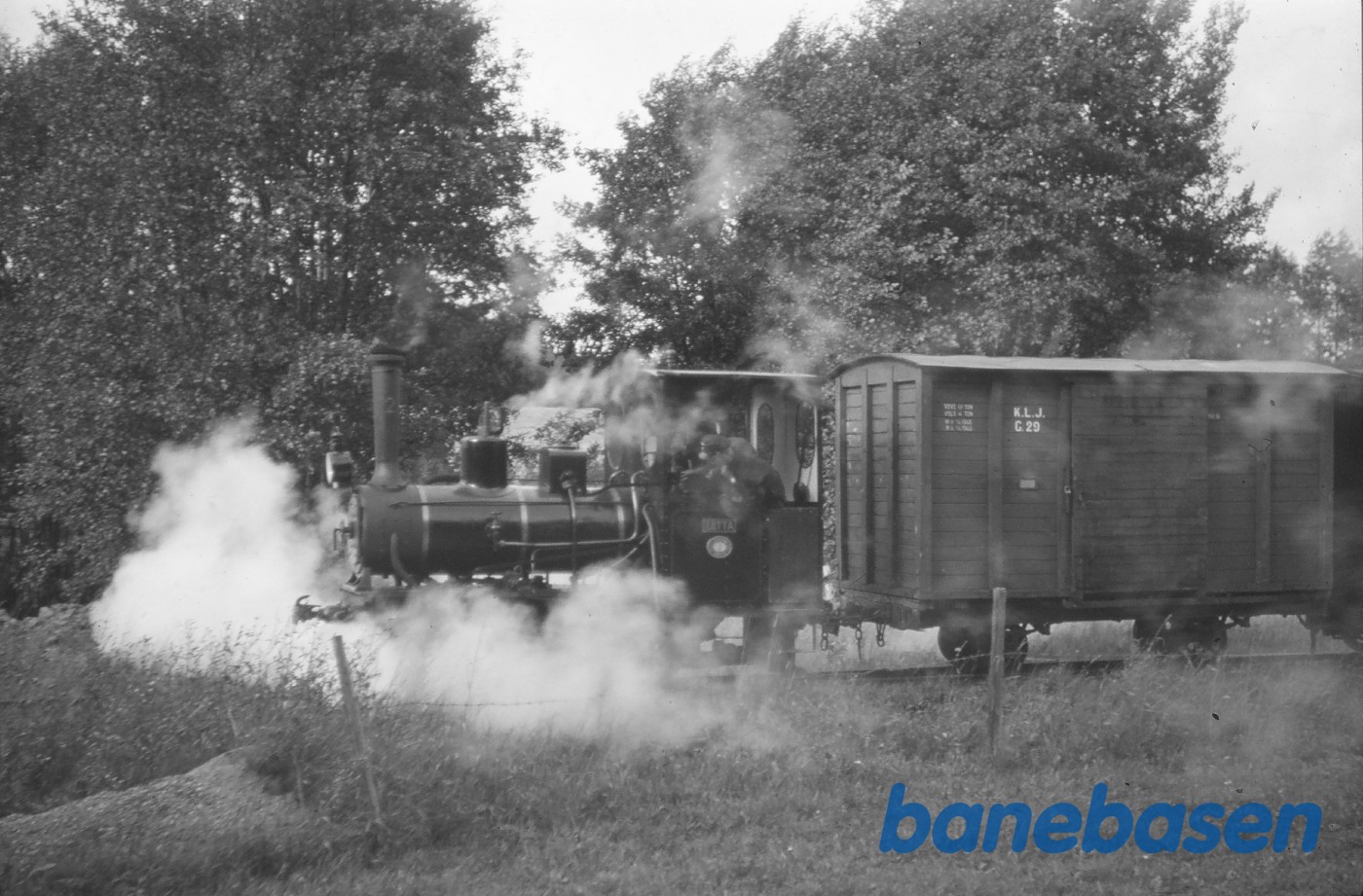 Damplokomotiv nr. 2 "LOTTA" + lukket godsvogn KLJ G 29 Damplokomotiv nr. 2 "LOTTA" + lukket godsvogn KLJ G 29