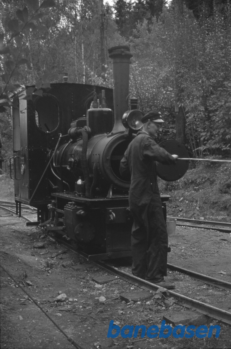 Damplokomotiv nr. 2 "LOTTA", rensning af røgkammer Damplokomotiv nr. 2 "LOTTA", rensning af røgkammer