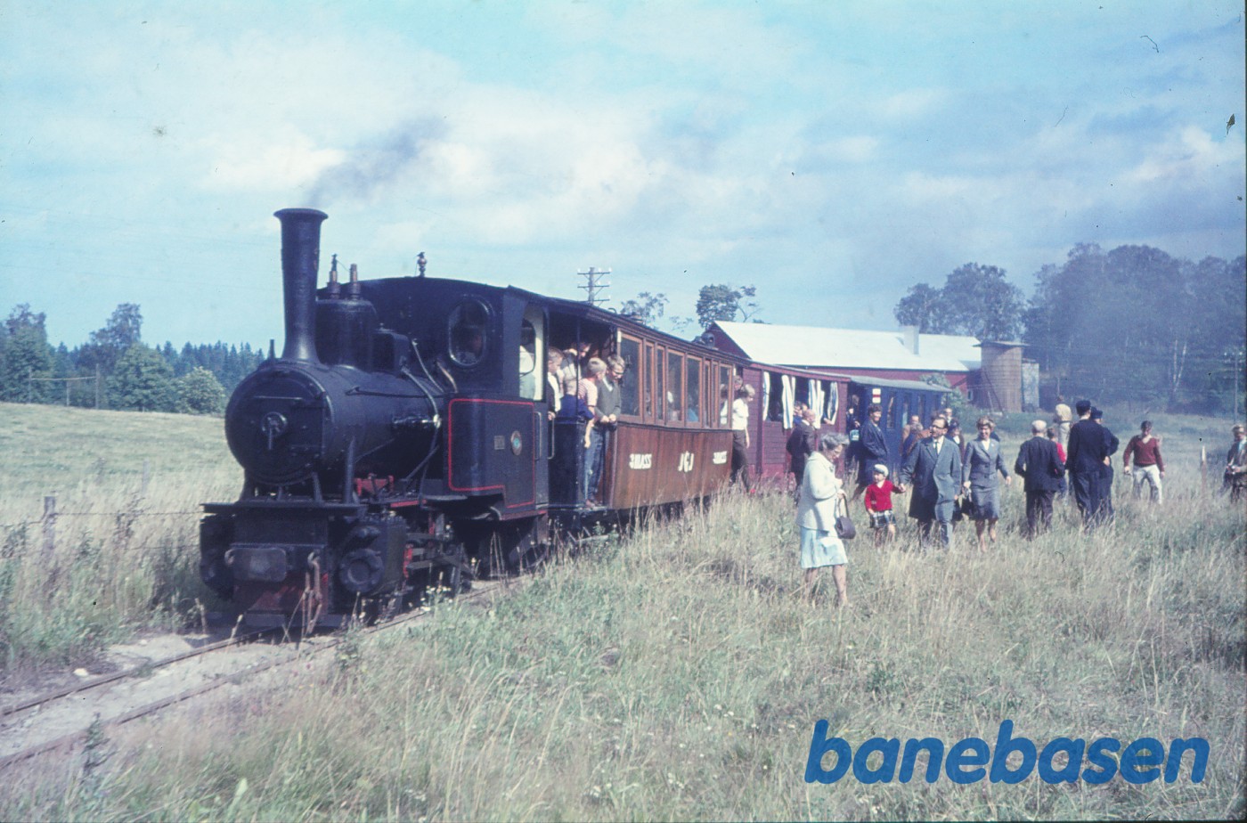Damplokomotiv nr. 3 "DYLTA" med veterantog ved Lina Damplokomotiv nr. 3 "DYLTA" med veterantog ved Lina