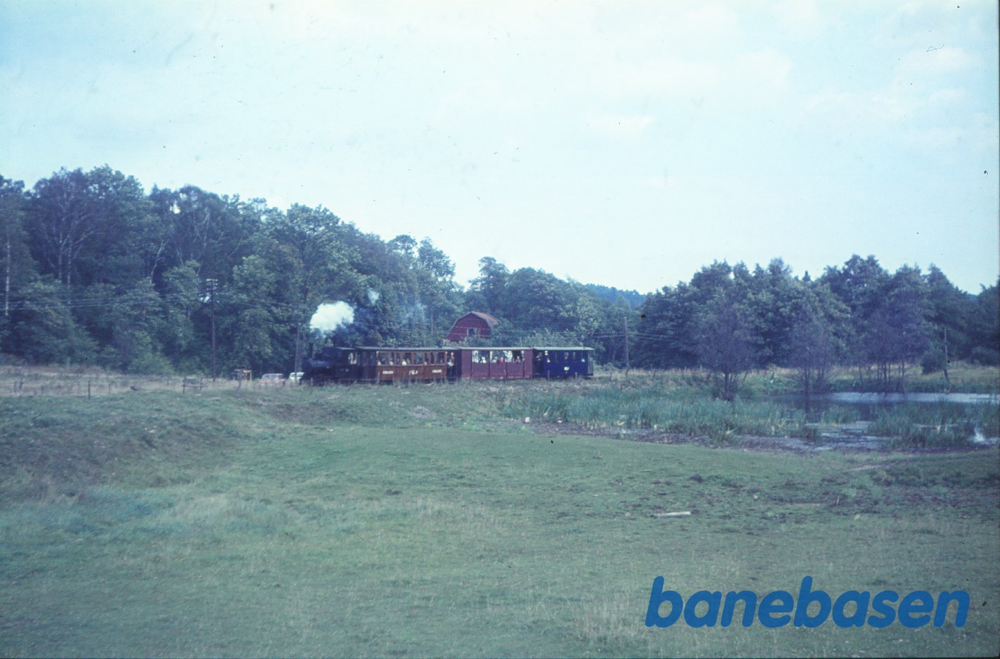 Damplokomotiv nr. 3 "DYLTA" med veterantog ved Lina Damplokomotiv nr. 3 "DYLTA" med veterantog ved Lina