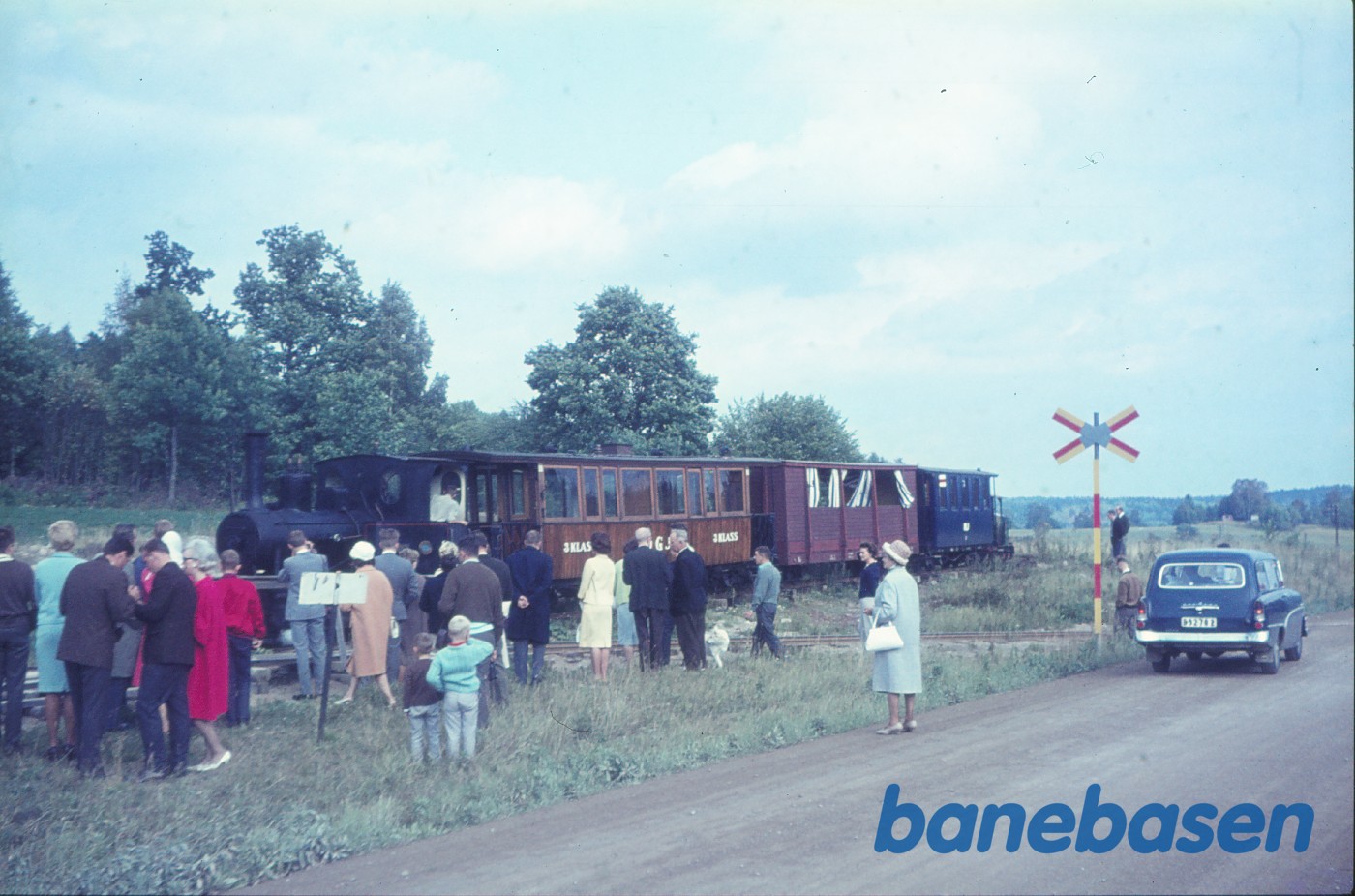 Damplokomotiv nr. 3 "DYLTA" med veterantog ved Lina Damplokomotiv nr. 3 "DYLTA" med veterantog ved Lina