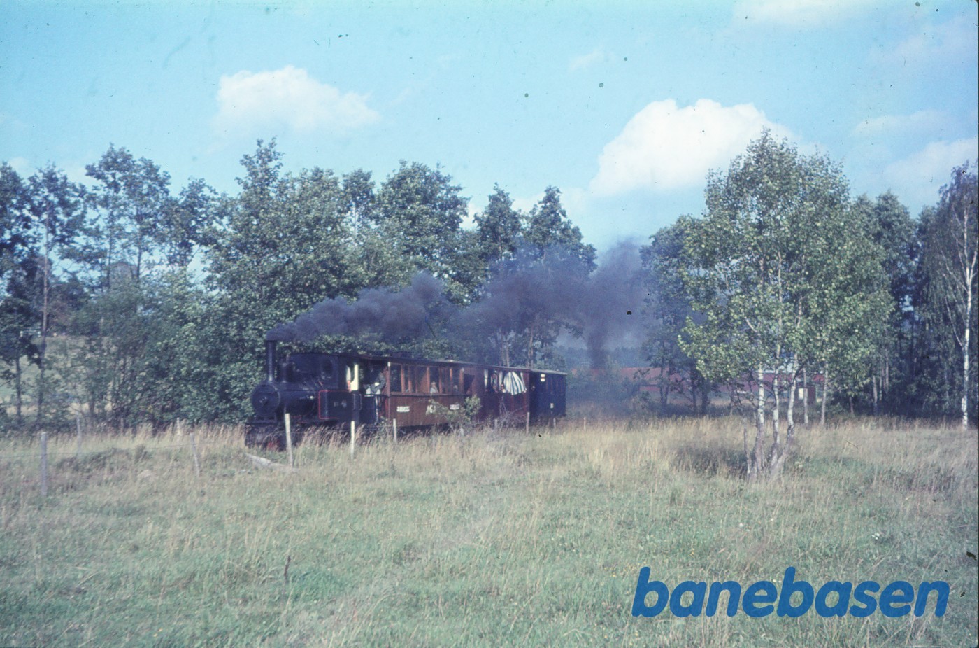 Damplokomotiv nr. 3 "DYLTA" med veterantog ved Lina Damplokomotiv nr. 3 "DYLTA" med veterantog ved Lina