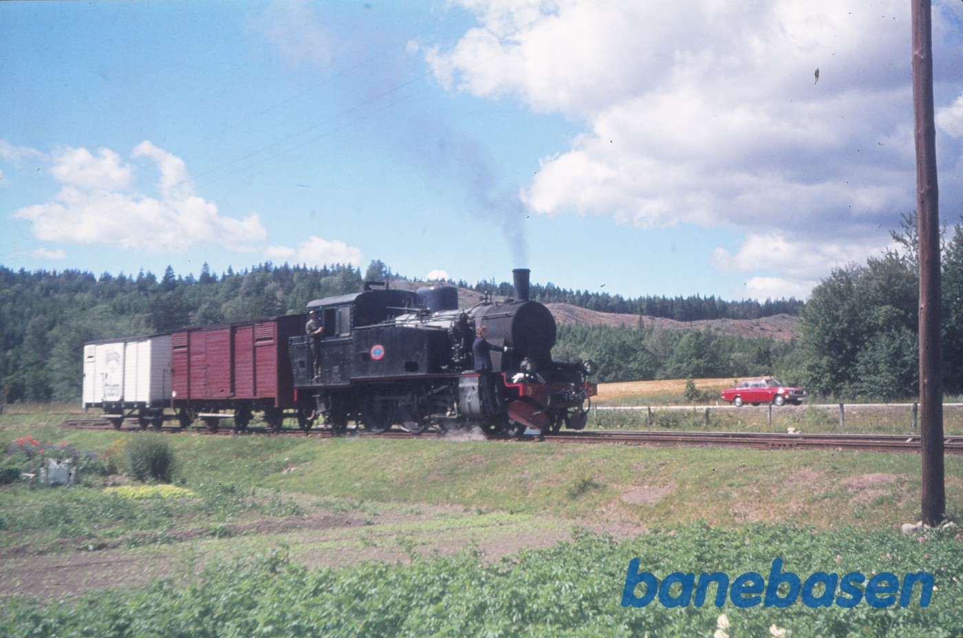 Damplokomotiv AGJ nr. 5 (ex SJ S2p 3039) rangerer med godsvogne Damplokomotiv AGJ nr. 5 (ex SJ S2p 3039) rangerer med godsvogne