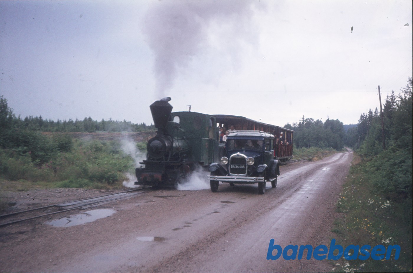 Damplokomotiv nr. 1 "Mormor" med veterantog ved siden af SvJ Damplokomotiv nr. 1 "Mormor" med veterantog ved siden af SvJ