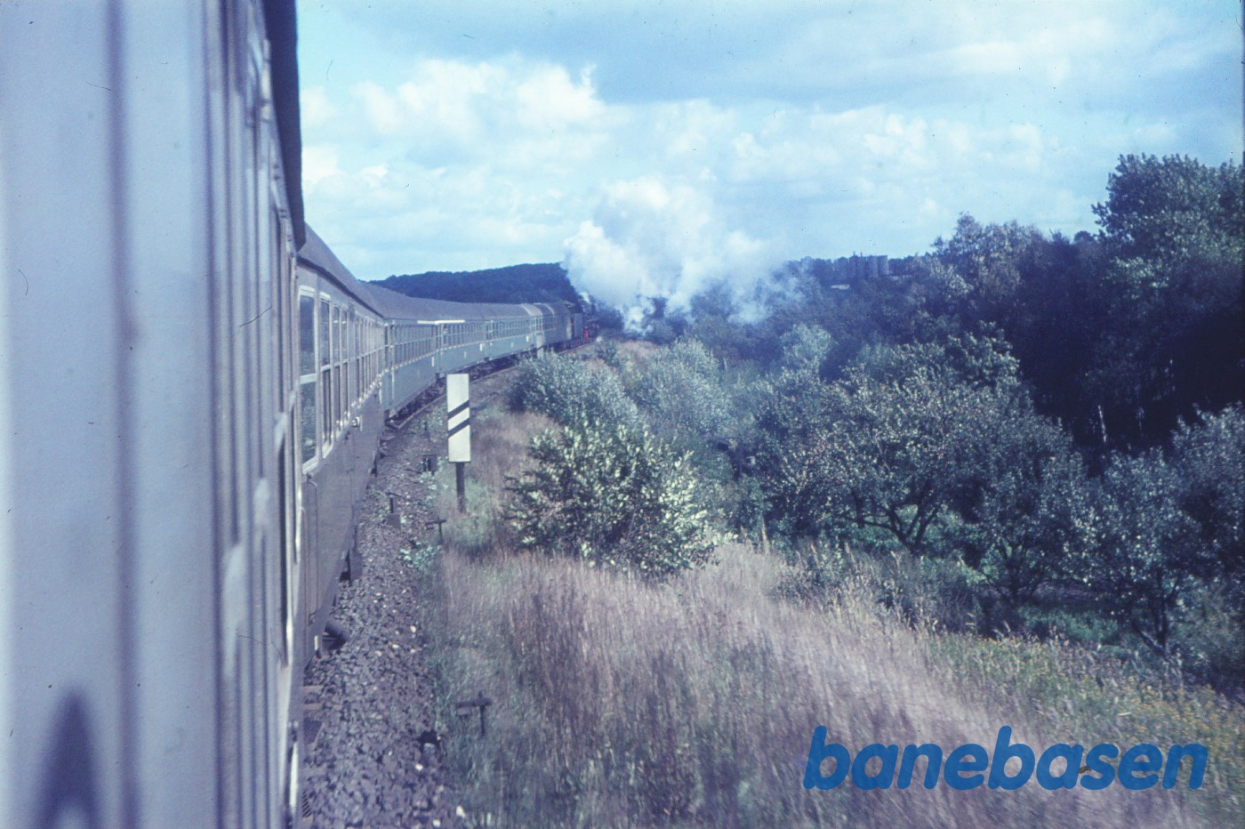 D-tog mellem Rostock og Ribnitz-Damgarten Ost, på vej til DJK-udflugt til DR-smalspor D-tog mellem Rostock og Ribnitz-Damgarten Ost, på vej til DJK-udflugt til DR-smalspor