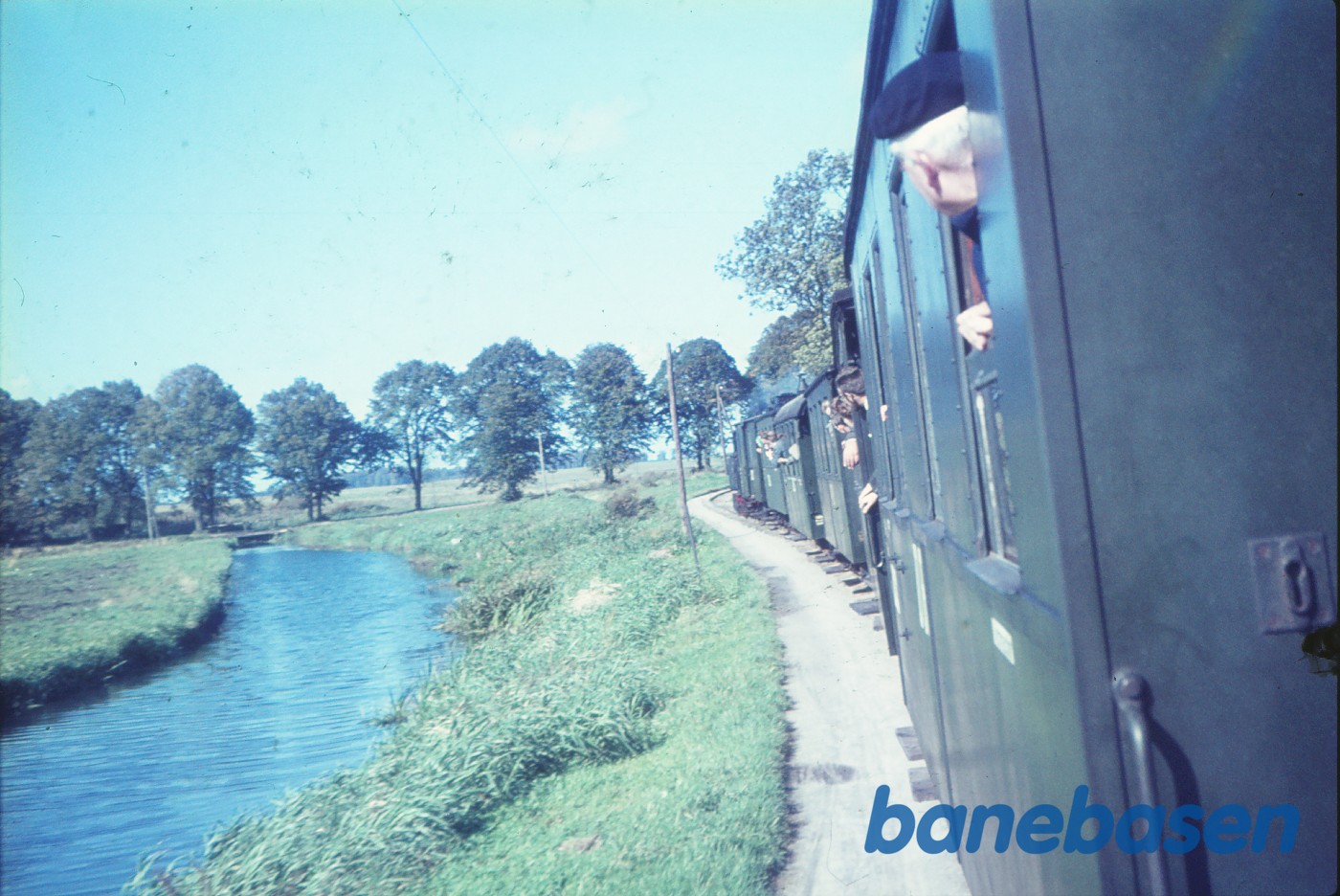 Damplokomotiv 99 5621 med udflugtstog for DJK på fri strækning Damplokomotiv 99 5621 med udflugtstog for DJK på fri strækning