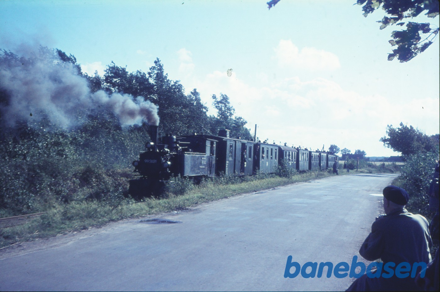 Damplokomotiv 99 5621 med udflugtstog for DJK på fri strækning Damplokomotiv 99 5621 med udflugtstog for DJK på fri strækning