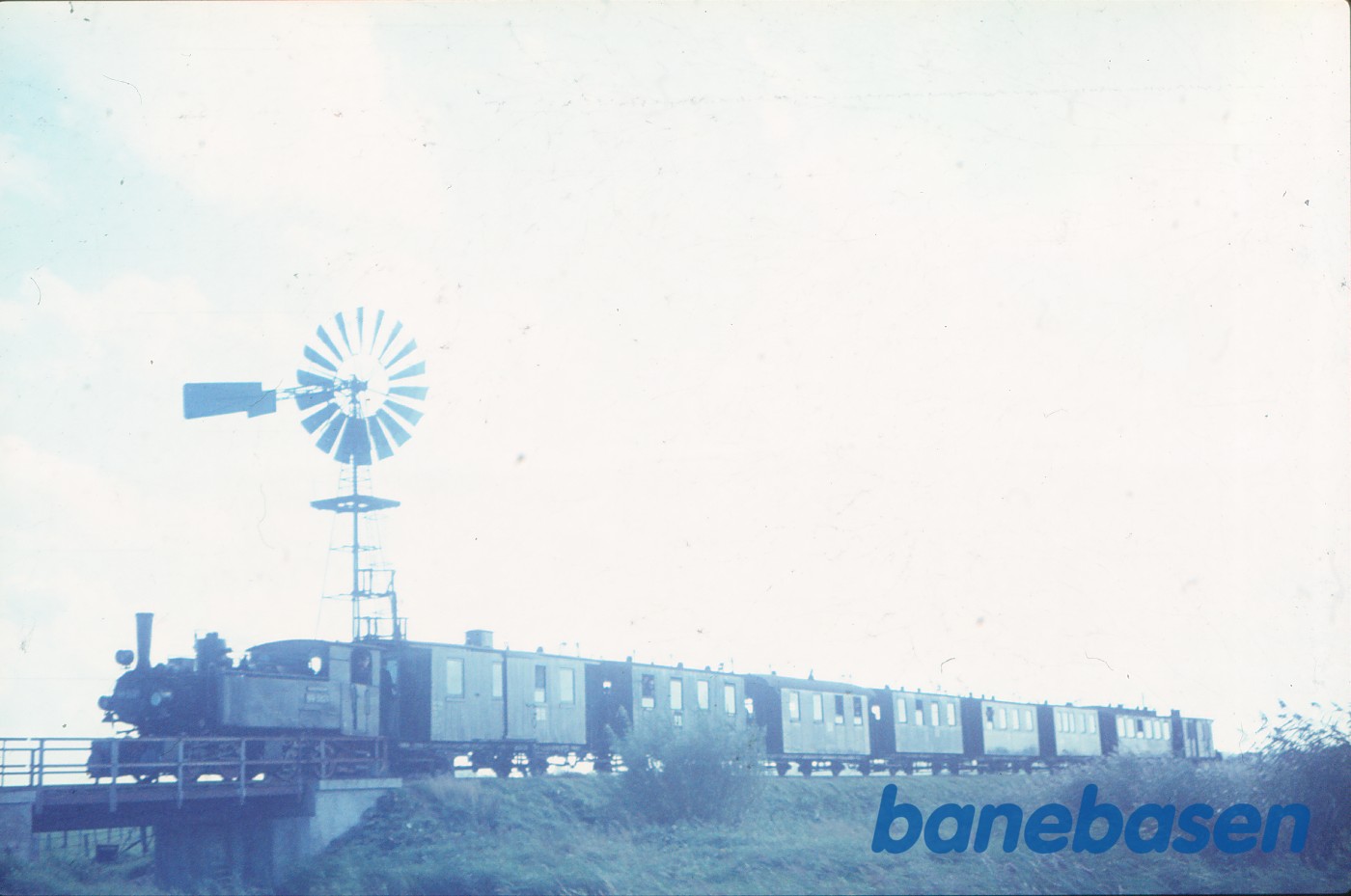 Damplokomotiv 99 5621 med udflugtstog for DJK på fri strækning Damplokomotiv 99 5621 med udflugtstog for DJK på fri strækning