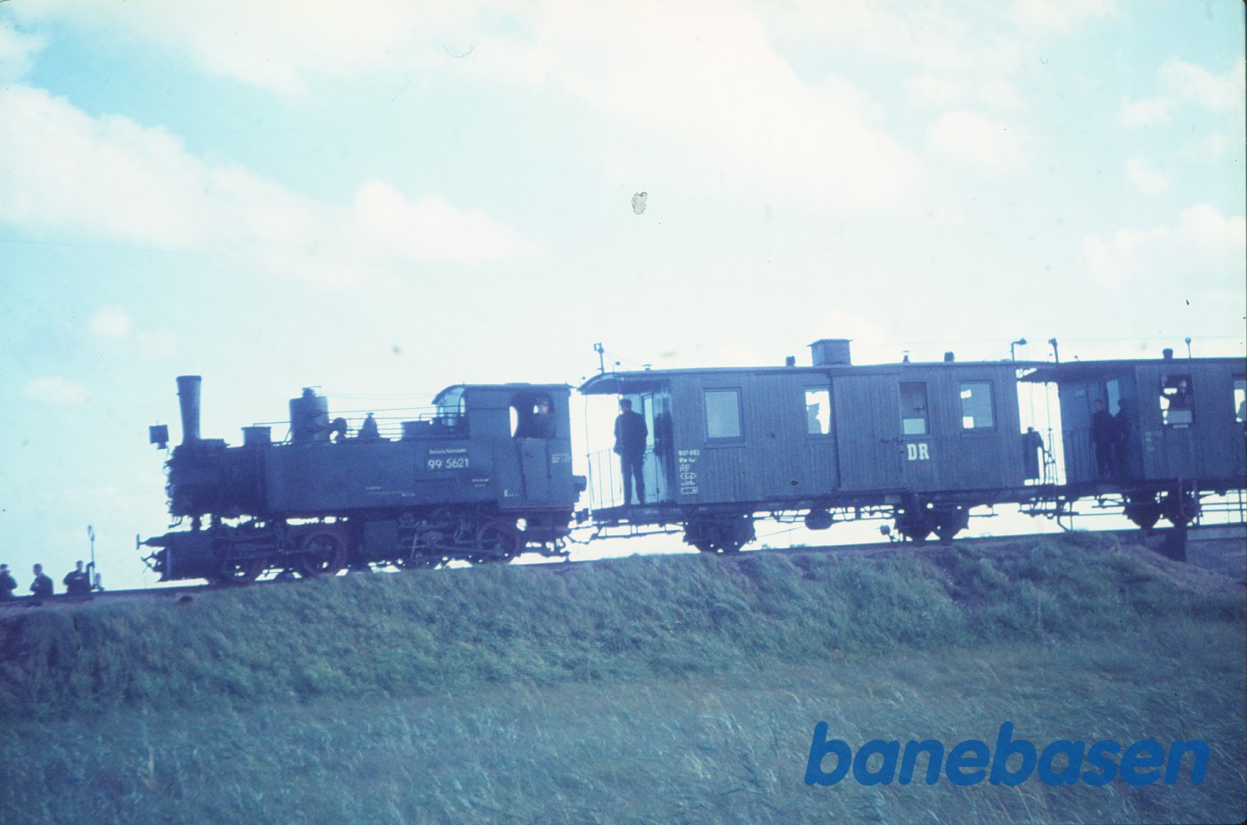 Damplokomotiv 99 5621 med udflugtstog for DJK på fri strækning Damplokomotiv 99 5621 med udflugtstog for DJK på fri strækning