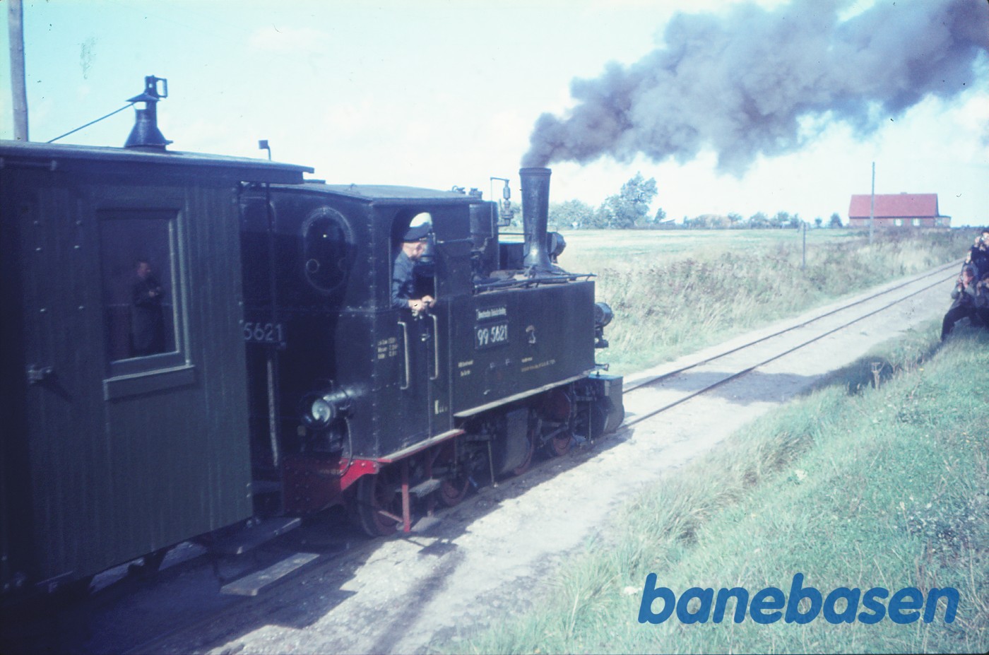 Damplokomotiv 99 5621 med udflugtstog for DJK på fri strækning Damplokomotiv 99 5621 med udflugtstog for DJK på fri strækning