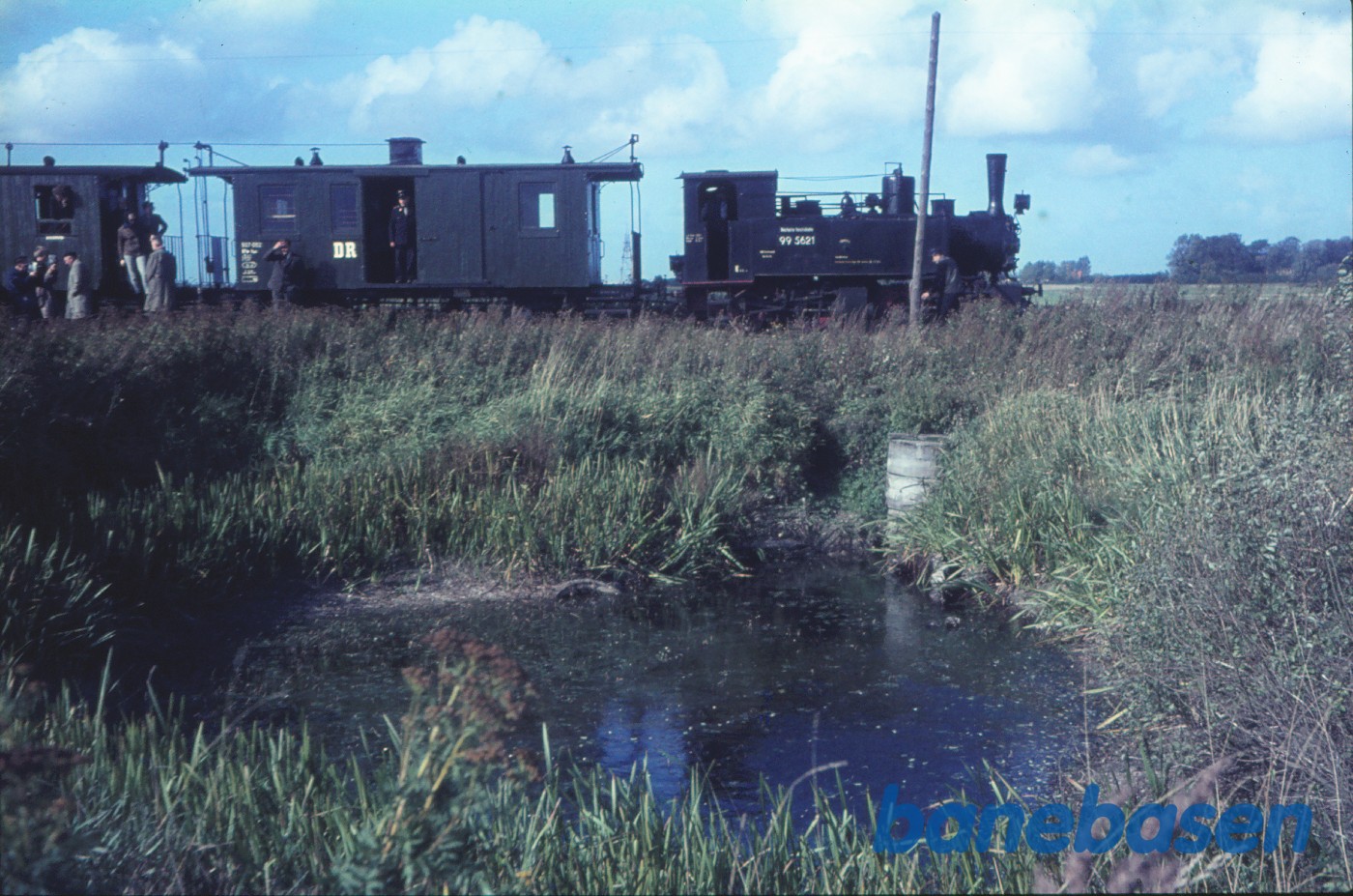 Damplokomotiv 99 5621 med udflugtstog for DJK på fri strækning Damplokomotiv 99 5621 med udflugtstog for DJK på fri strækning
