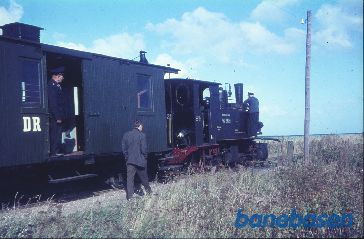 Damplokomotiv 99 5621 med udflugtstog for DJK på fri strækning, vandtagning Damplokomotiv 99 5621 med udflugtstog for DJK på fri strækning, vandtagning