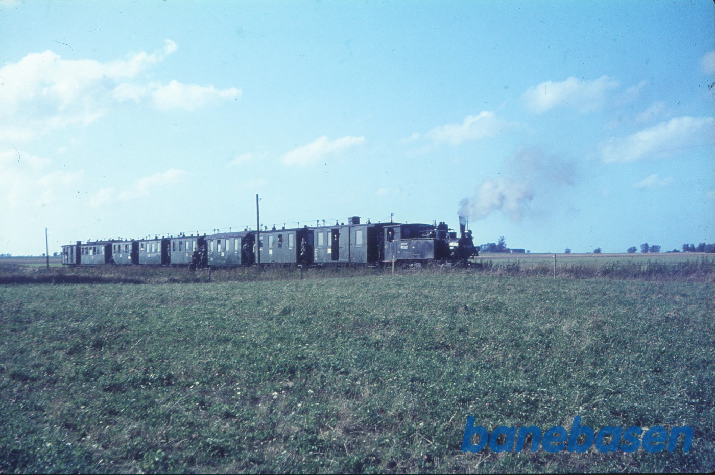 Damplokomotiv 99 5621 med udflugtstog for DJK på fri strækning Damplokomotiv 99 5621 med udflugtstog for DJK på fri strækning