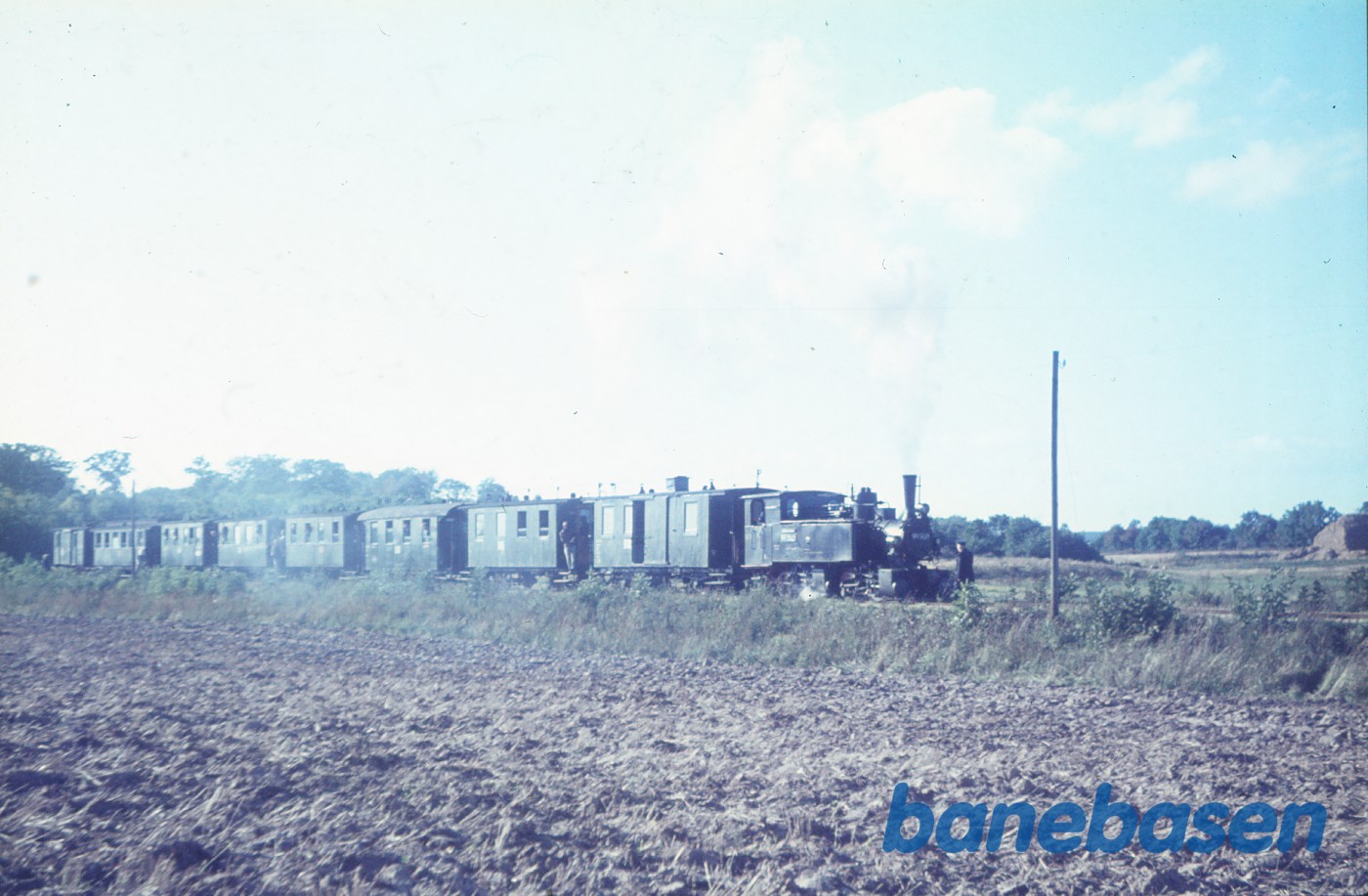 Damplokomotiv 99 5621 med udflugtstog for DJK på fri strækning Damplokomotiv 99 5621 med udflugtstog for DJK på fri strækning